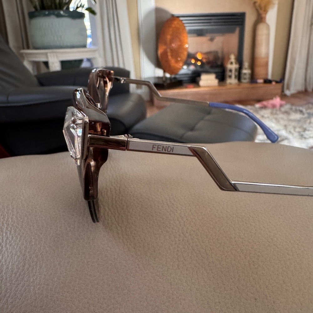 Fendi Cat-Eye Sunglasses with crystal - Picture 3 of 4